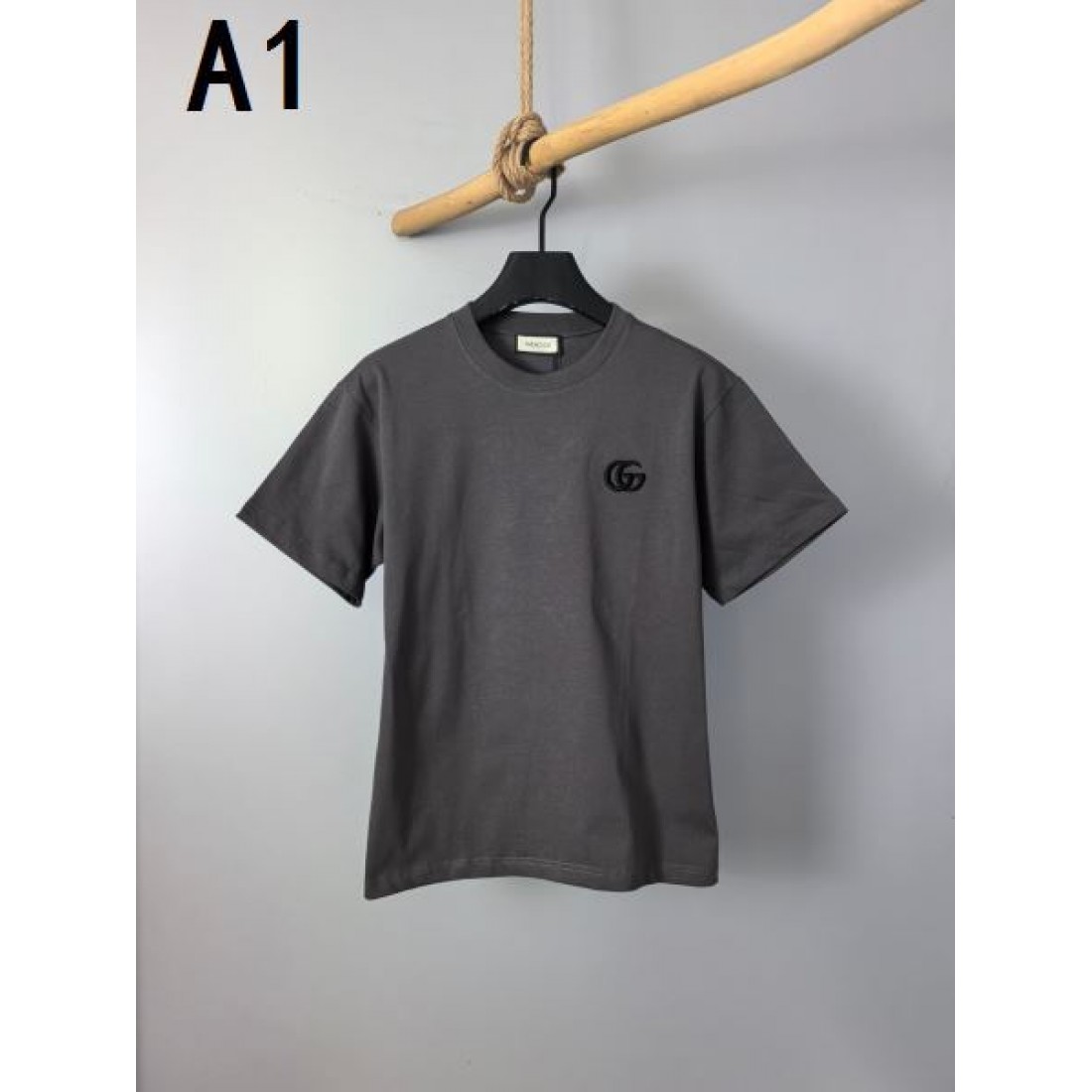 ミニGGロゴ GUCCI グッチ コピー Tシャツ ダークグレーカラー ワンポイント刺繍 半袖デザイン シンプルな着回し力