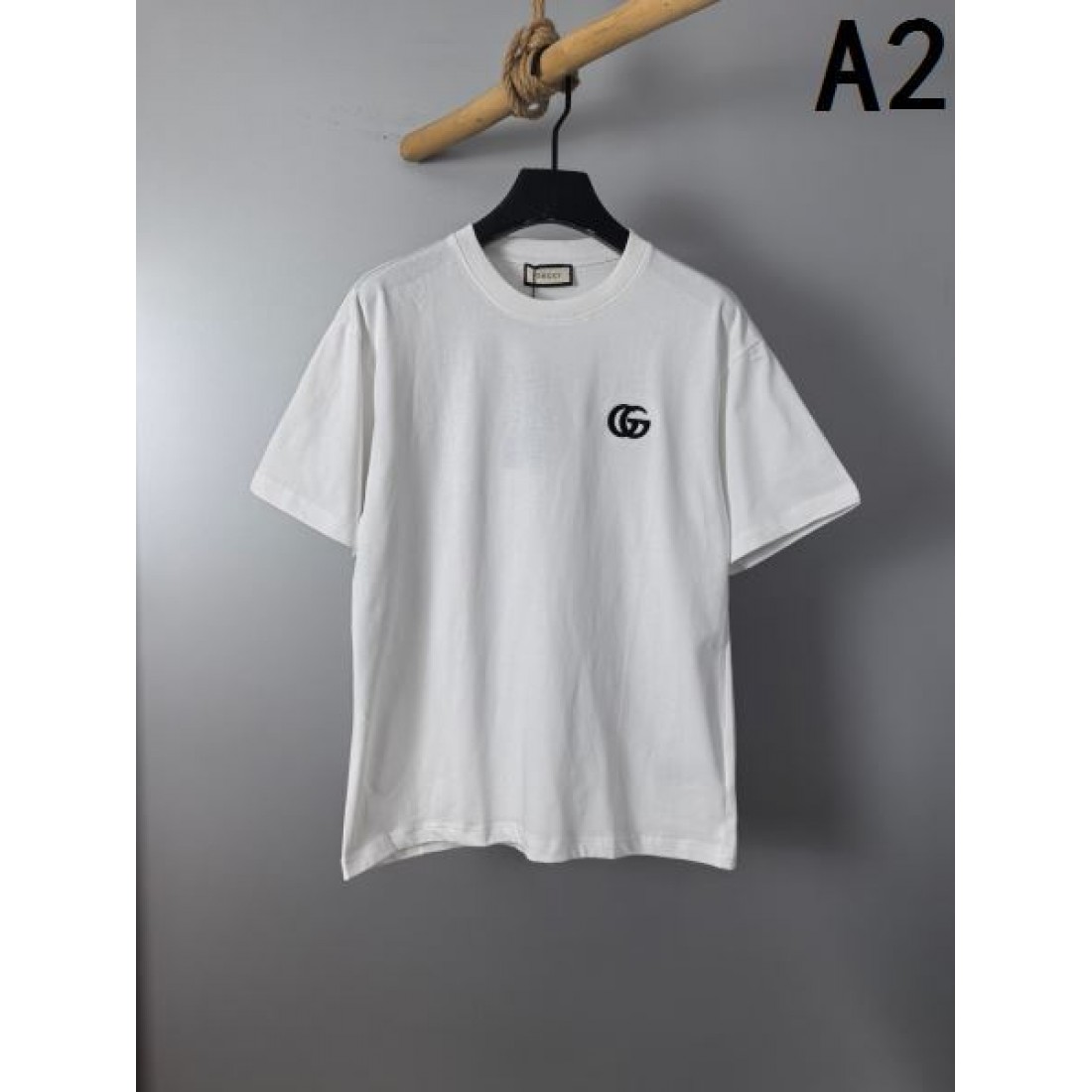 ミニGGロゴ GUCCI グッチ コピー Tシャツ ダークグレーカラー ワンポイント刺繍 半袖デザイン シンプルな着回し力