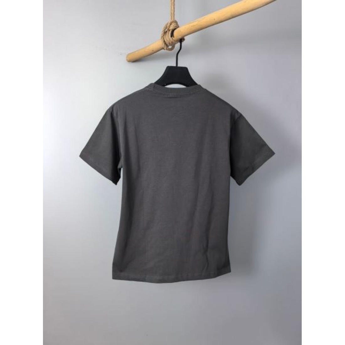 ミニGGロゴ GUCCI グッチ コピー Tシャツ ダークグレーカラー ワンポイント刺繍 半袖デザイン シンプルな着回し力