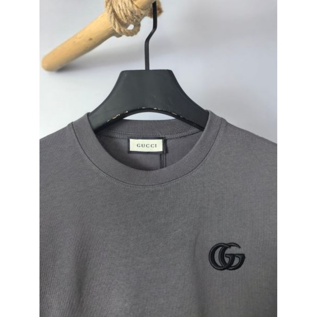 ミニGGロゴ GUCCI グッチ コピー Tシャツ ダークグレーカラー ワンポイント刺繍 半袖デザイン シンプルな着回し力