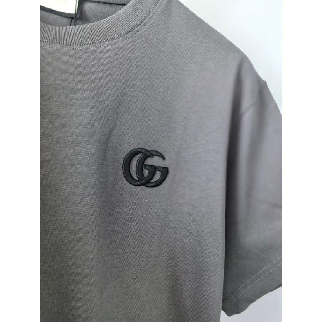 ミニGGロゴ GUCCI グッチ コピー Tシャツ ダークグレーカラー ワンポイント刺繍 半袖デザイン シンプルな着回し力