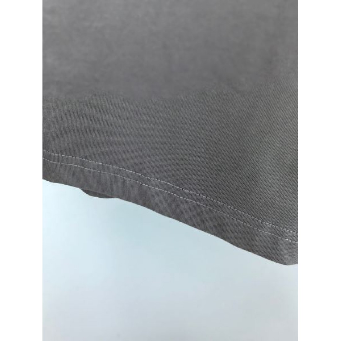 ミニGGロゴ GUCCI グッチ コピー Tシャツ ダークグレーカラー ワンポイント刺繍 半袖デザイン シンプルな着回し力