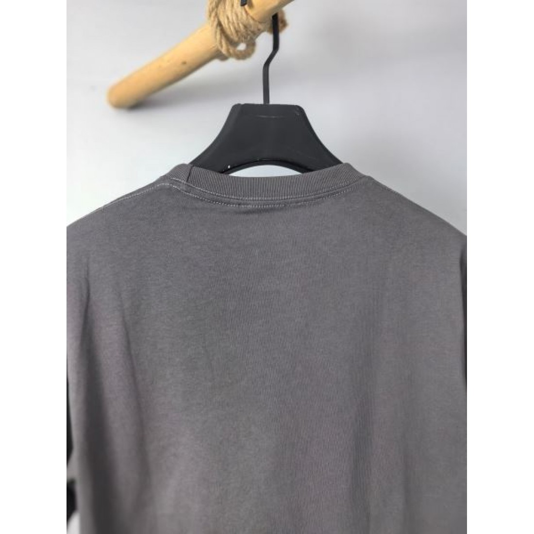 ミニGGロゴ GUCCI グッチ コピー Tシャツ ダークグレーカラー ワンポイント刺繍 半袖デザイン シンプルな着回し力