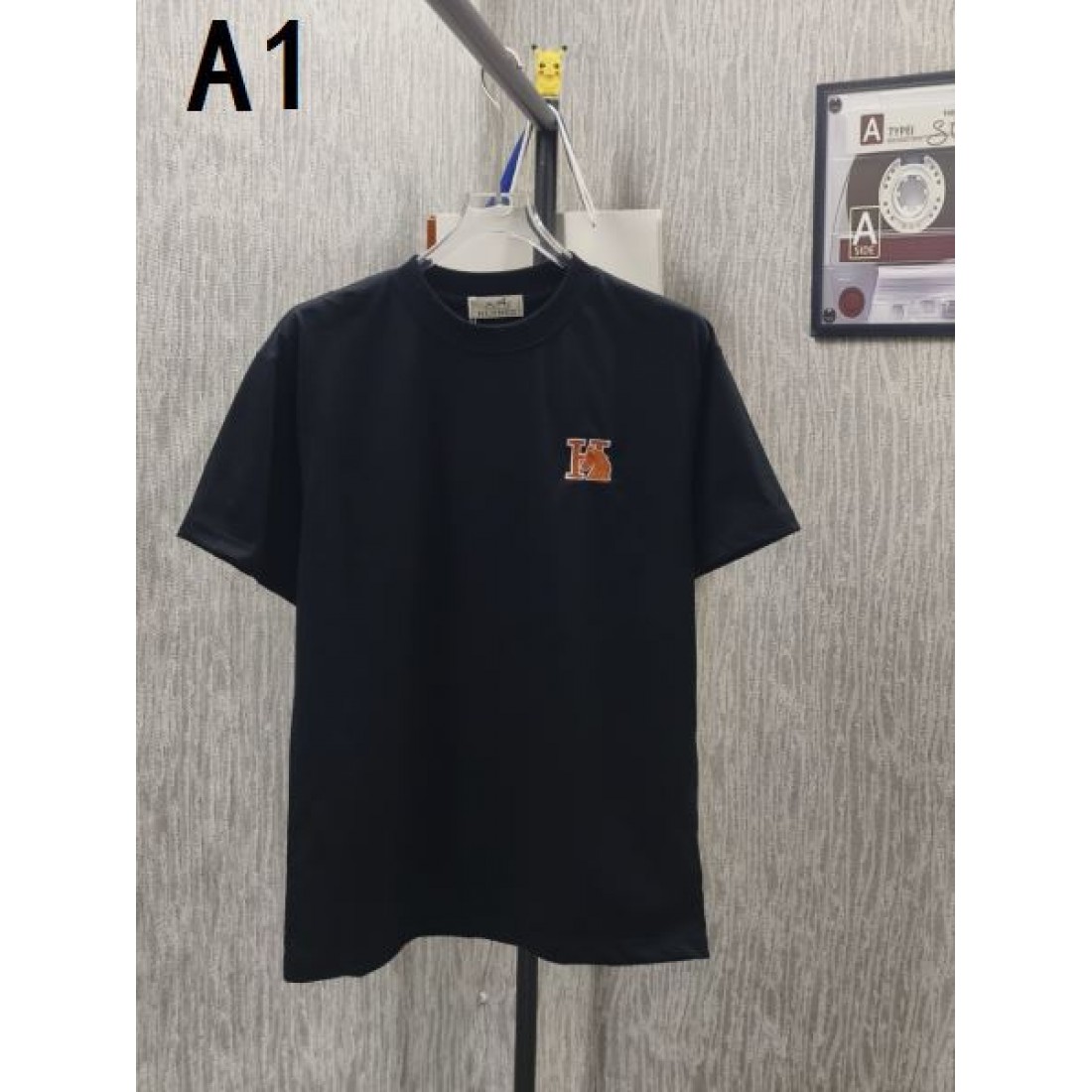 ミニHロゴ HERMES エルメス コピー Tシャツ ネイビーカラー ワンポイント刺繍 半袖デザイン 上品なカジュアル感演出