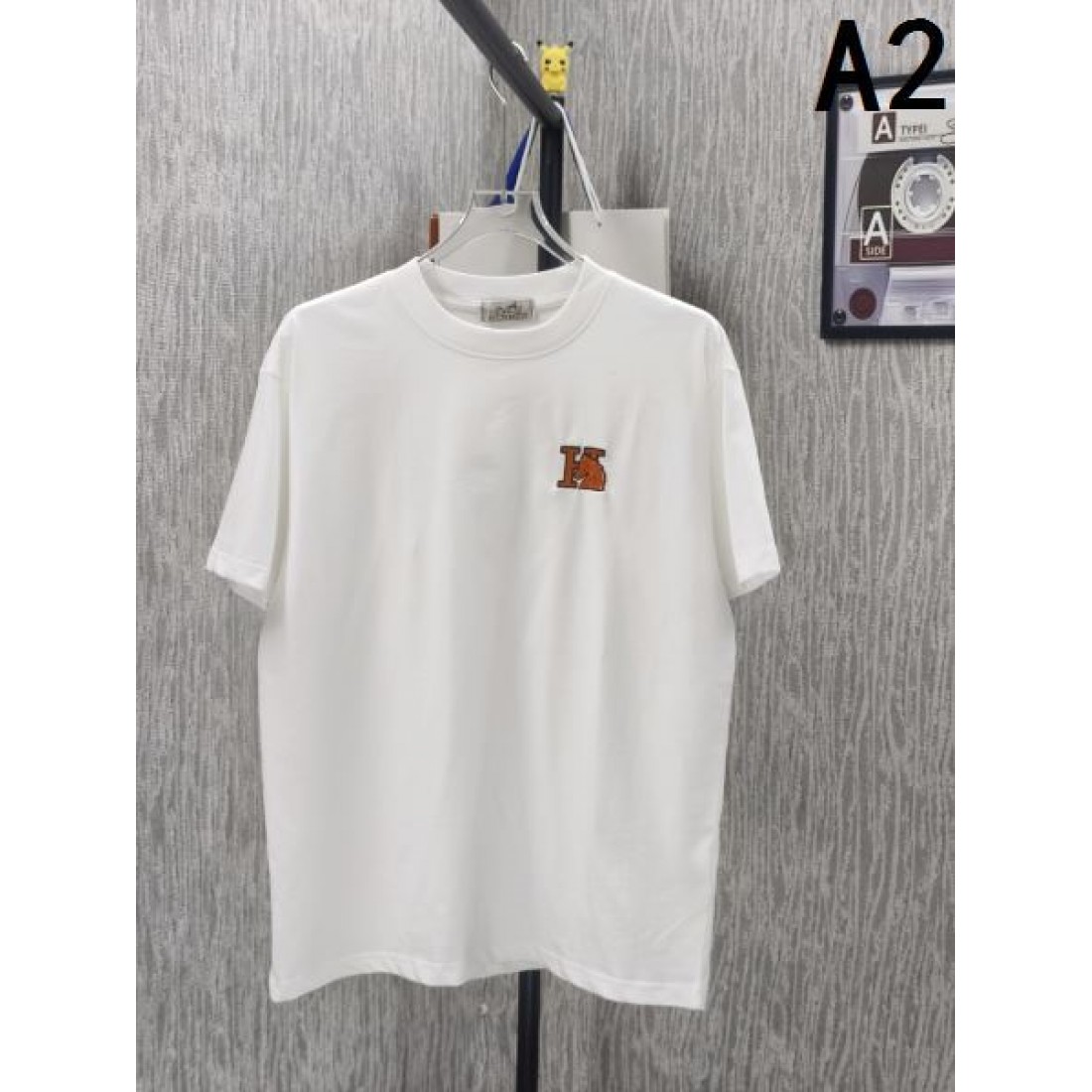 ミニHロゴ HERMES エルメス コピー Tシャツ ネイビーカラー ワンポイント刺繍 半袖デザイン 上品なカジュアル感演出