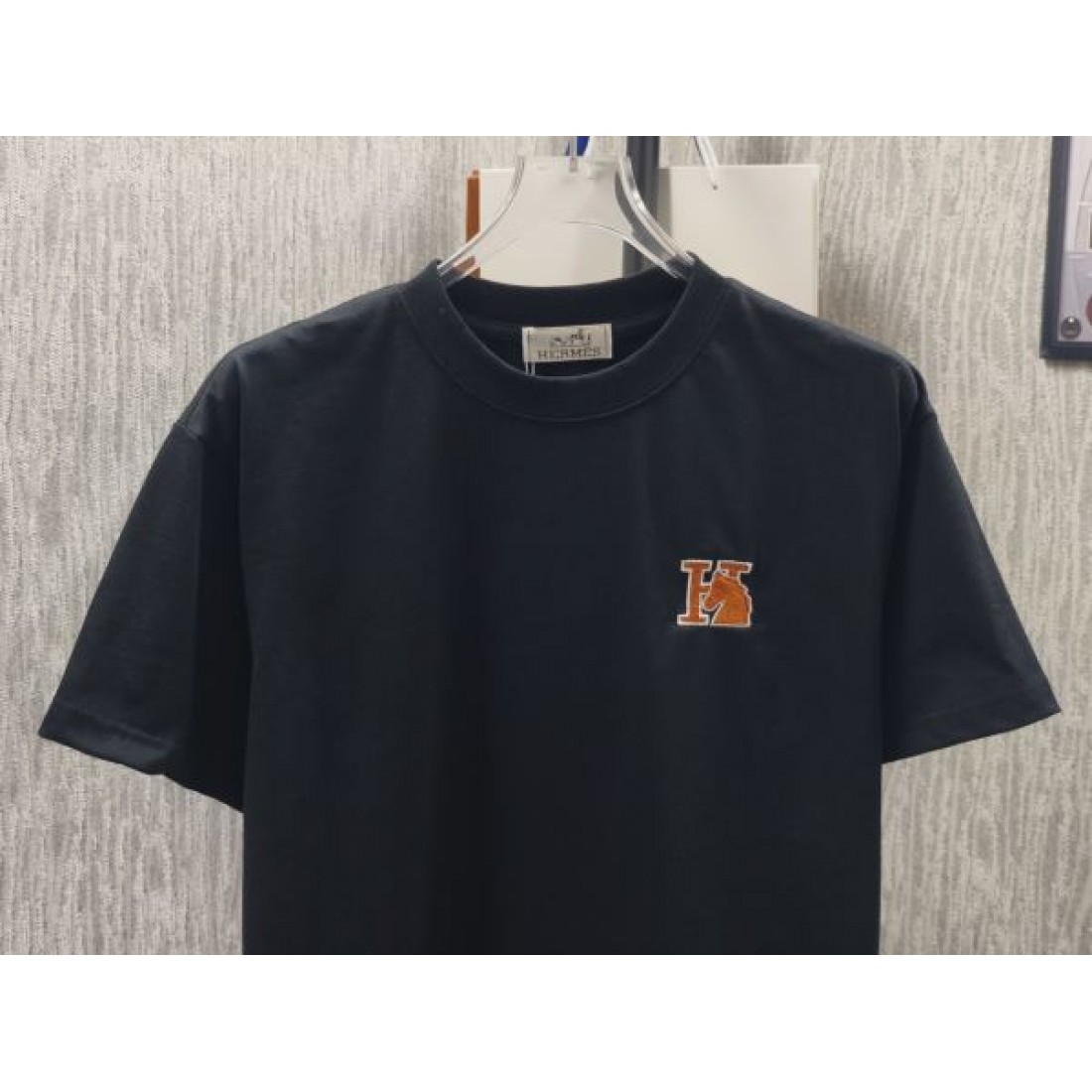 ミニHロゴ HERMES エルメス コピー Tシャツ ネイビーカラー ワンポイント刺繍 半袖デザイン 上品なカジュアル感演出