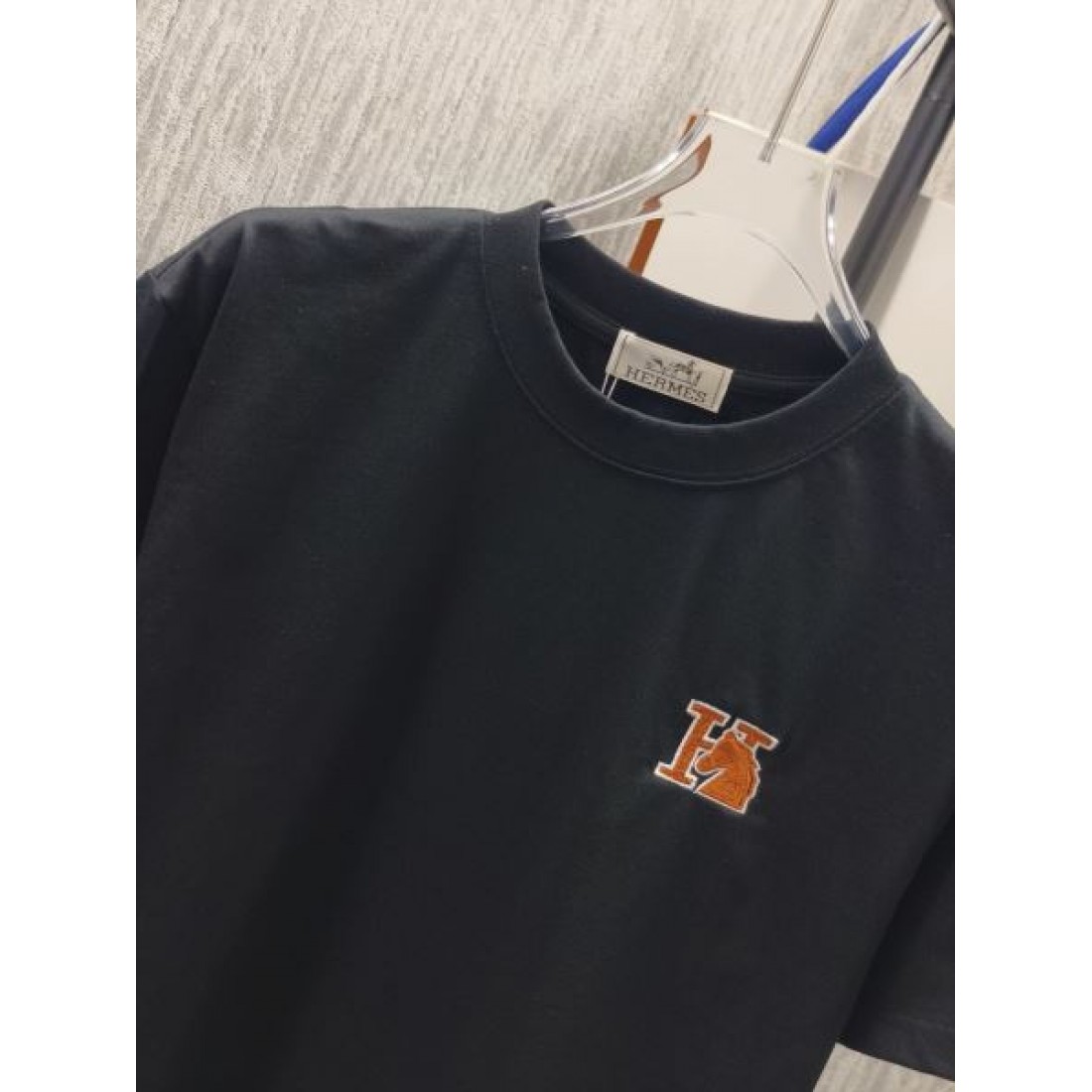 ミニHロゴ HERMES エルメス コピー Tシャツ ネイビーカラー ワンポイント刺繍 半袖デザイン 上品なカジュアル感演出