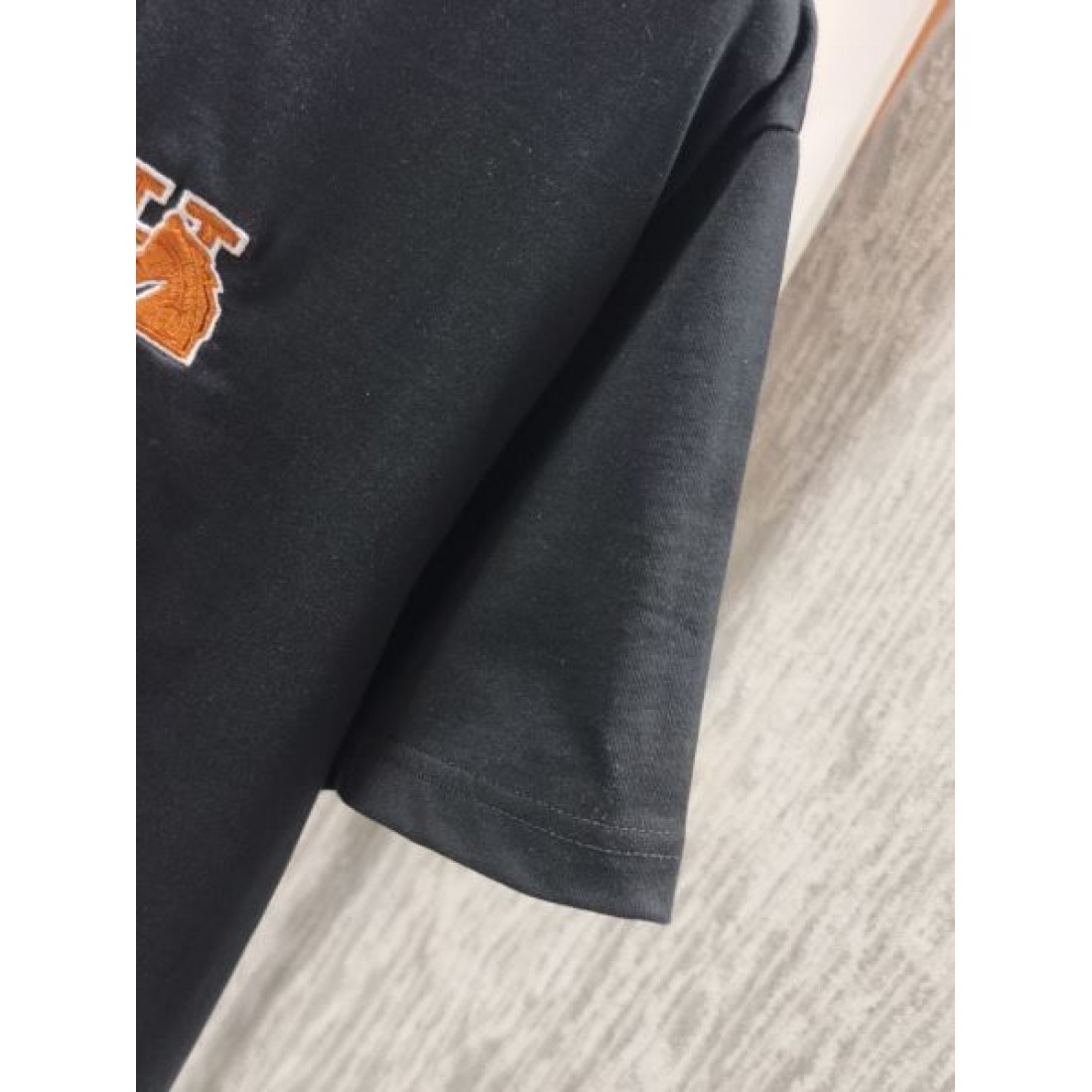 ミニHロゴ HERMES エルメス コピー Tシャツ ネイビーカラー ワンポイント刺繍 半袖デザイン 上品なカジュアル感演出
