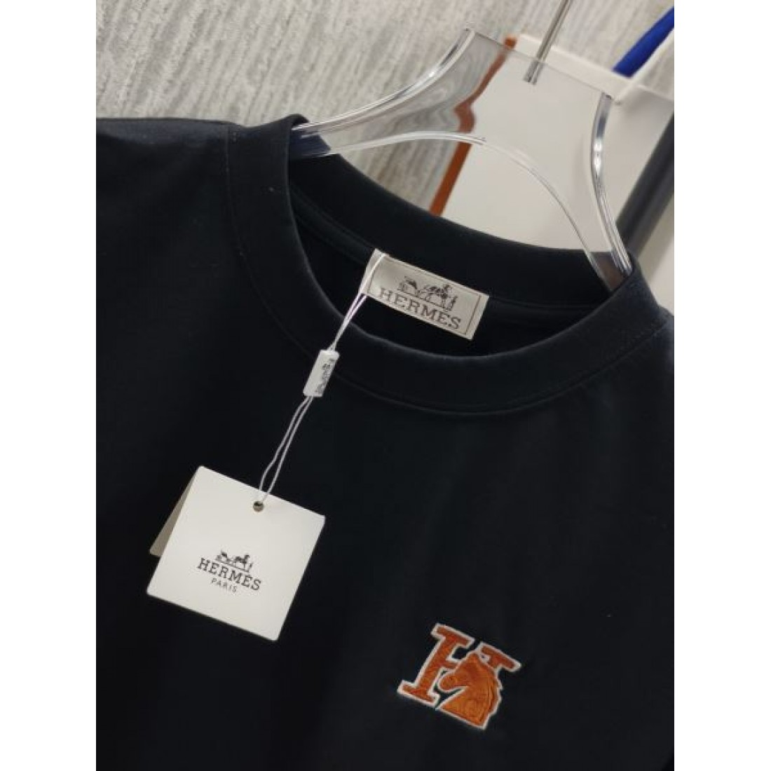 ミニHロゴ HERMES エルメス コピー Tシャツ ネイビーカラー ワンポイント刺繍 半袖デザイン 上品なカジュアル感演出