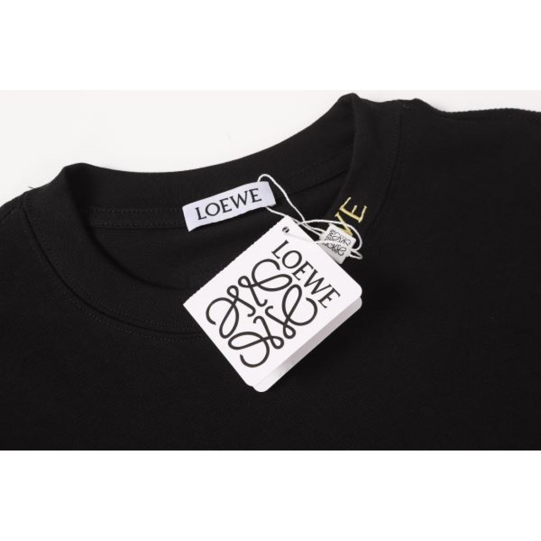 マルチアナグラム LOEWE ロエベ コピー Tシャツ ブラックカラー カラーロゴ刺繍 半袖デザイン アート感ある仕上がり