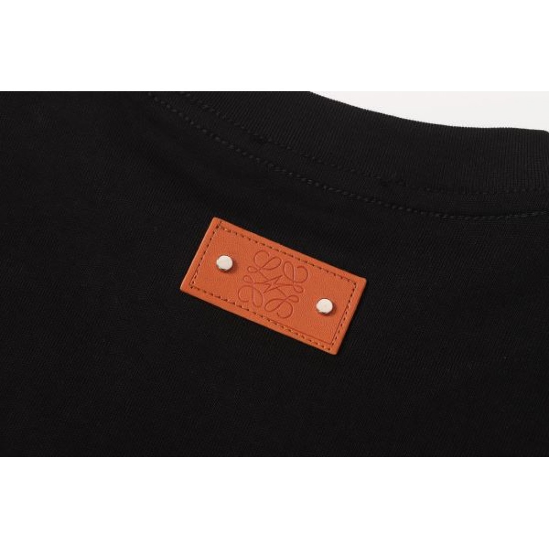 マルチアナグラム LOEWE ロエベ コピー Tシャツ ブラックカラー カラーロゴ刺繍 半袖デザイン アート感ある仕上がり