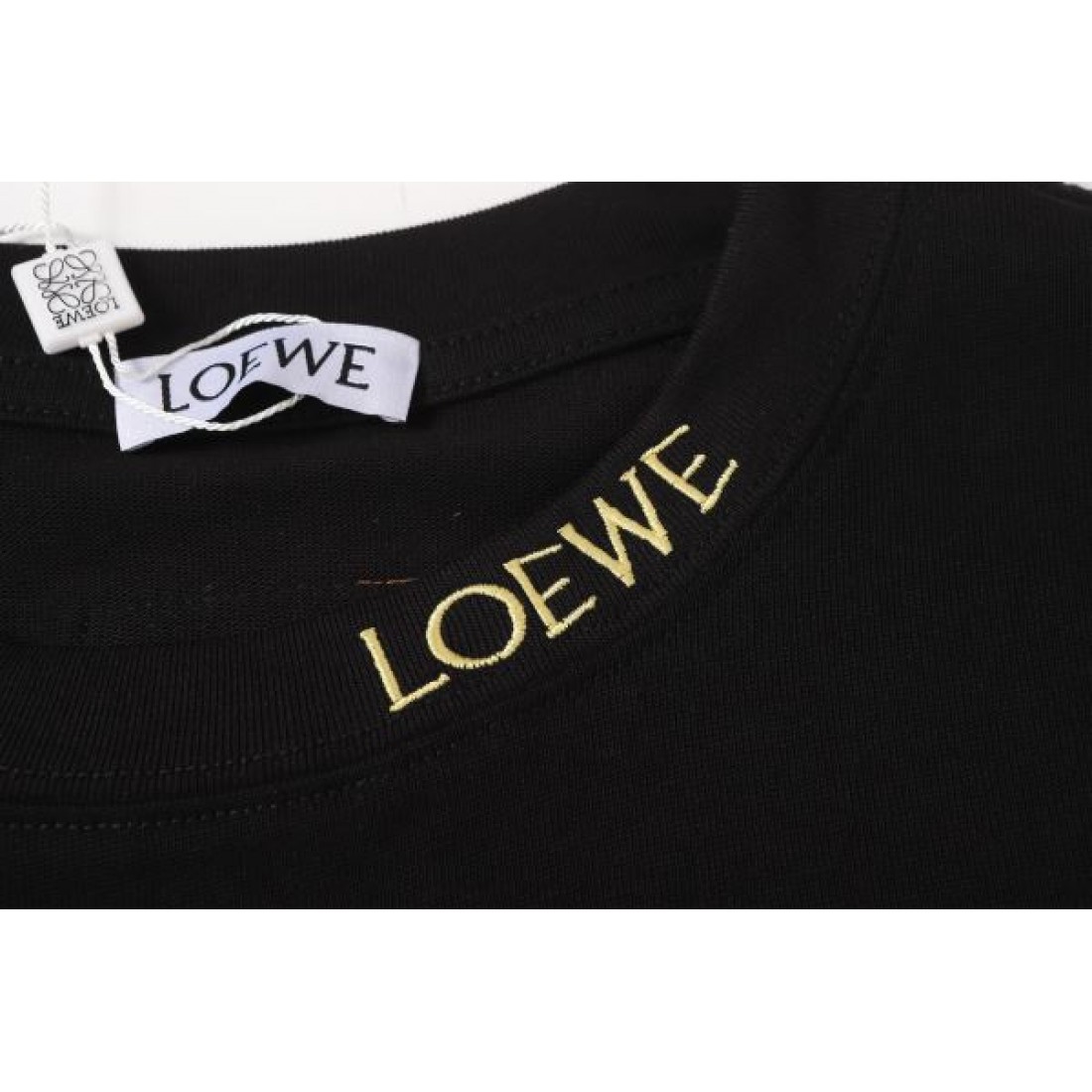 マルチアナグラム LOEWE ロエベ コピー Tシャツ ブラックカラー カラーロゴ刺繍 半袖デザイン アート感ある仕上がり