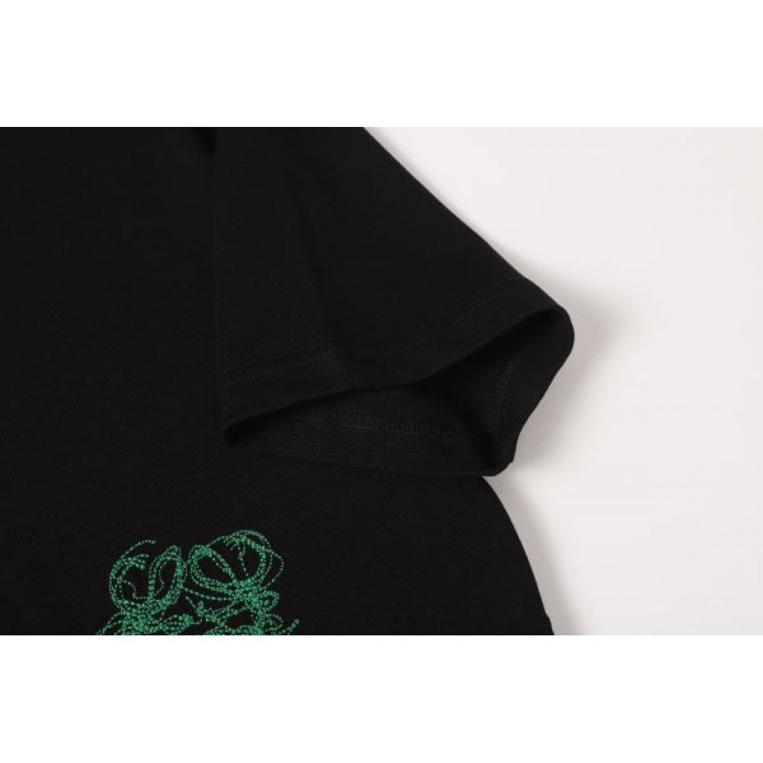 マルチアナグラム LOEWE ロエベ コピー Tシャツ ブラックカラー カラーロゴ刺繍 半袖デザイン アート感ある仕上がり