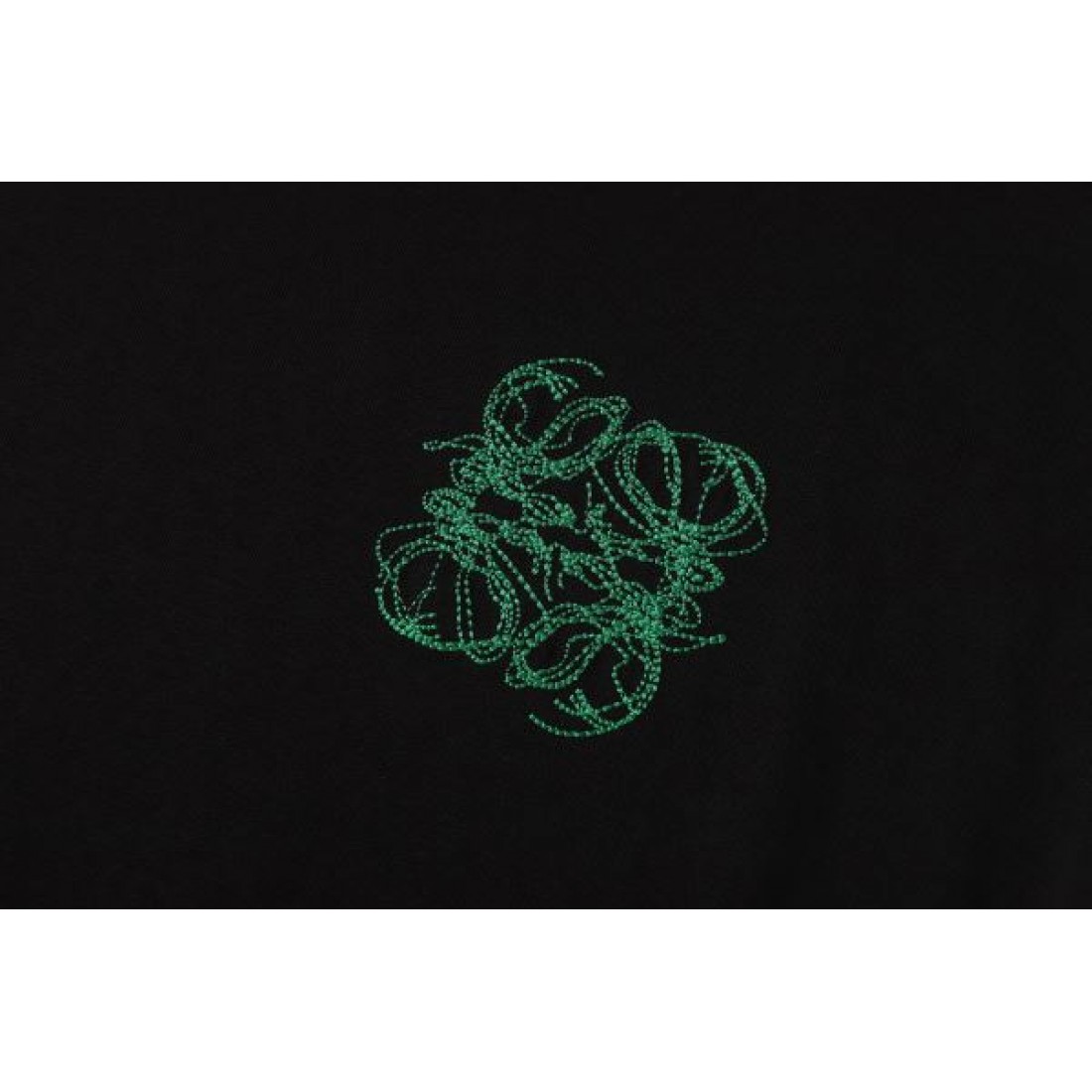 マルチアナグラム LOEWE ロエベ コピー Tシャツ ブラックカラー カラーロゴ刺繍 半袖デザイン アート感ある仕上がり