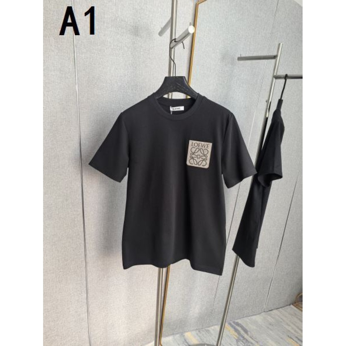アナグラムロゴ LOEWE ロエベ コピー Tシャツ ブラックカラー ワンポイントデザイン 半袖仕様 落ち着いたカジュアル感演出