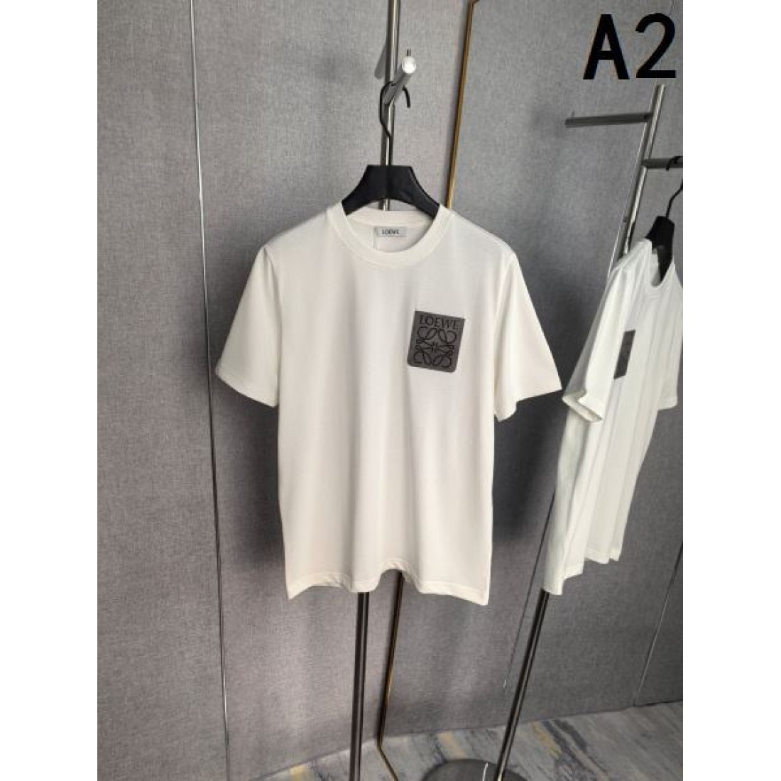 アナグラムロゴ LOEWE ロエベ コピー Tシャツ ブラックカラー ワンポイントデザイン 半袖仕様 落ち着いたカジュアル感演出