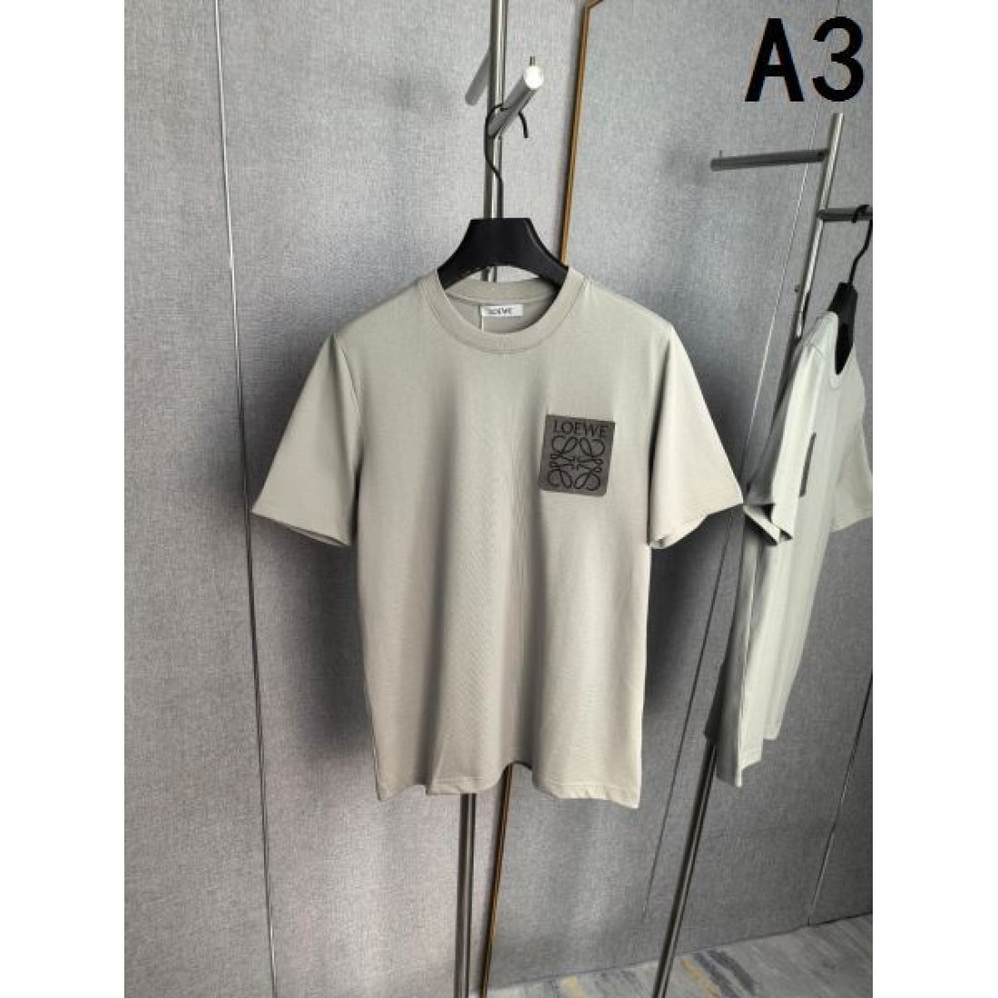 アナグラムロゴ LOEWE ロエベ コピー Tシャツ ブラックカラー ワンポイントデザイン 半袖仕様 落ち着いたカジュアル感演出