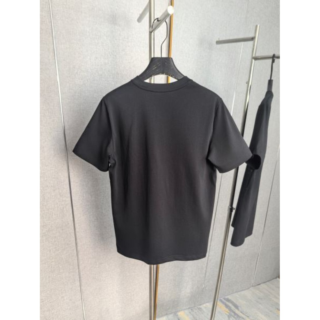 アナグラムロゴ LOEWE ロエベ コピー Tシャツ ブラックカラー ワンポイントデザイン 半袖仕様 落ち着いたカジュアル感演出