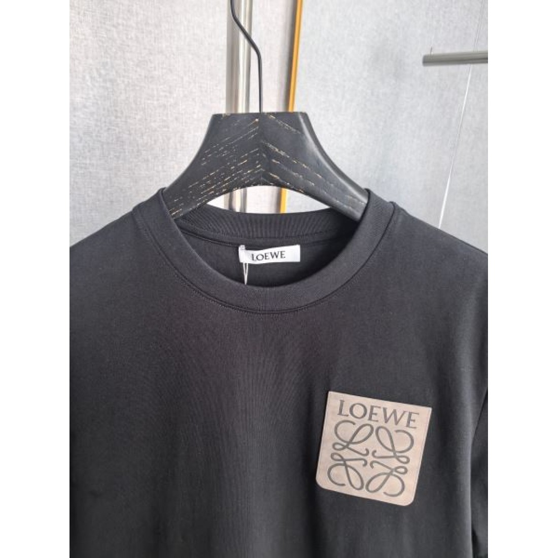アナグラムロゴ LOEWE ロエベ コピー Tシャツ ブラックカラー ワンポイントデザイン 半袖仕様 落ち着いたカジュアル感演出