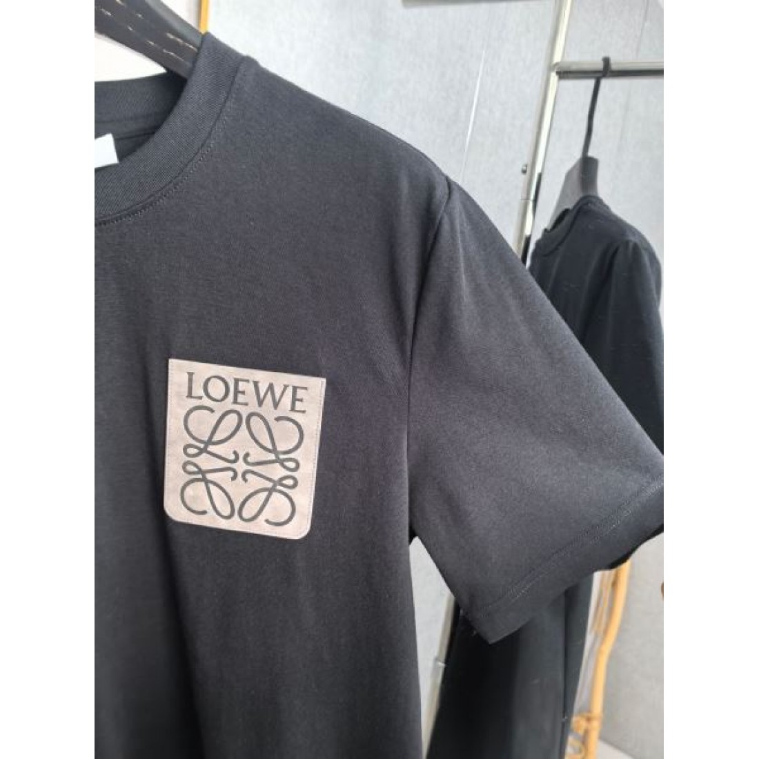 アナグラムロゴ LOEWE ロエベ コピー Tシャツ ブラックカラー ワンポイントデザイン 半袖仕様 落ち着いたカジュアル感演出