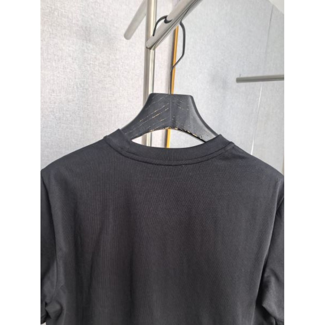 アナグラムロゴ LOEWE ロエベ コピー Tシャツ ブラックカラー ワンポイントデザイン 半袖仕様 落ち着いたカジュアル感演出
