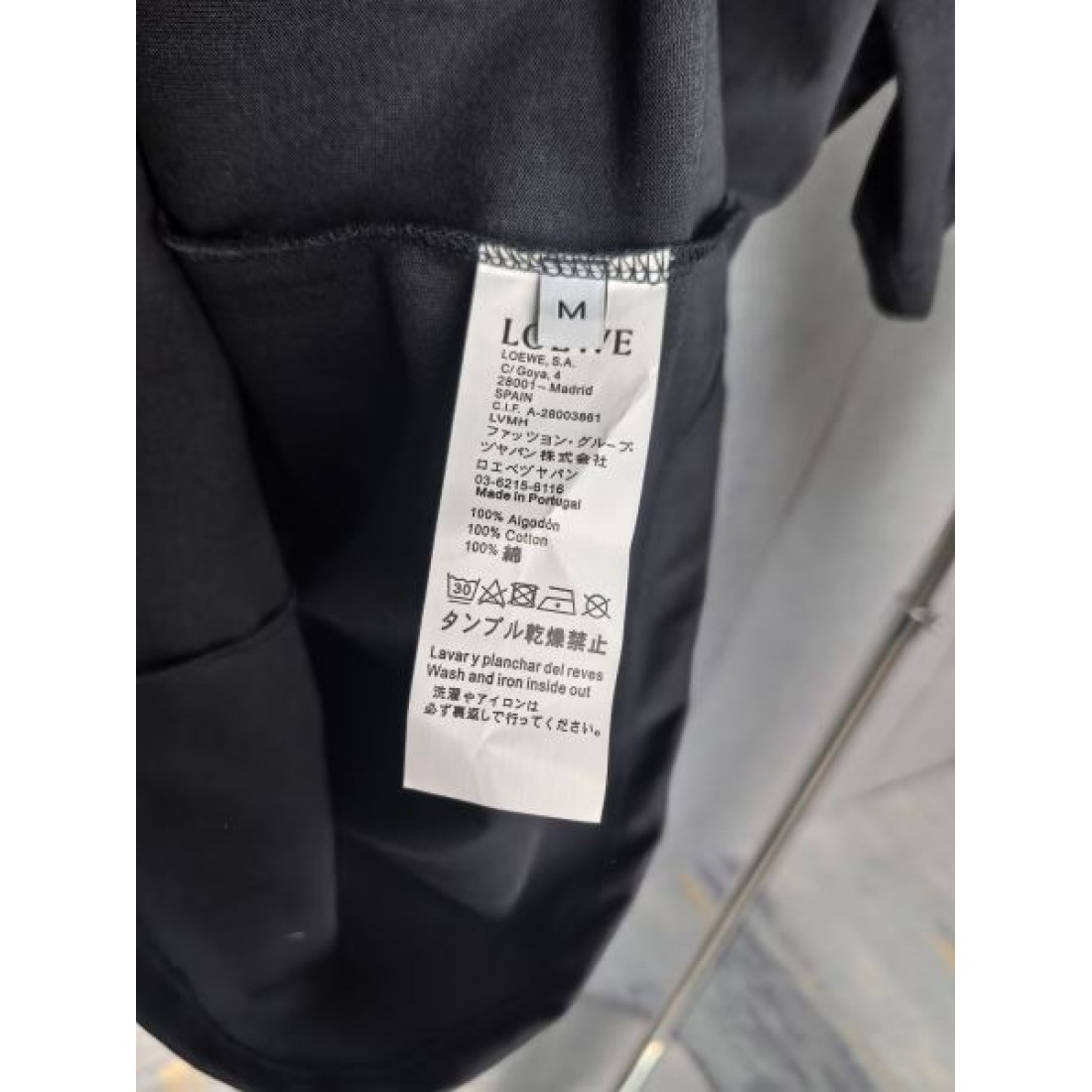 アナグラムロゴ LOEWE ロエベ コピー Tシャツ ブラックカラー ワンポイントデザイン 半袖仕様 落ち着いたカジュアル感演出