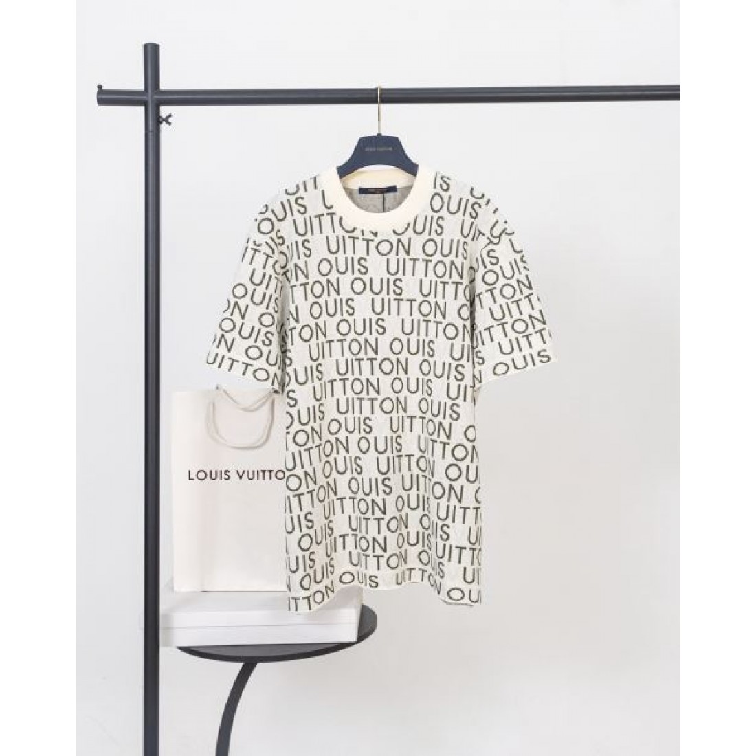 総柄ロゴ LOUIS VUITTON ルイヴィトン コピー ニットトップス アイボリーカラー ジャカード編み クルーネック仕様 上品な存在感