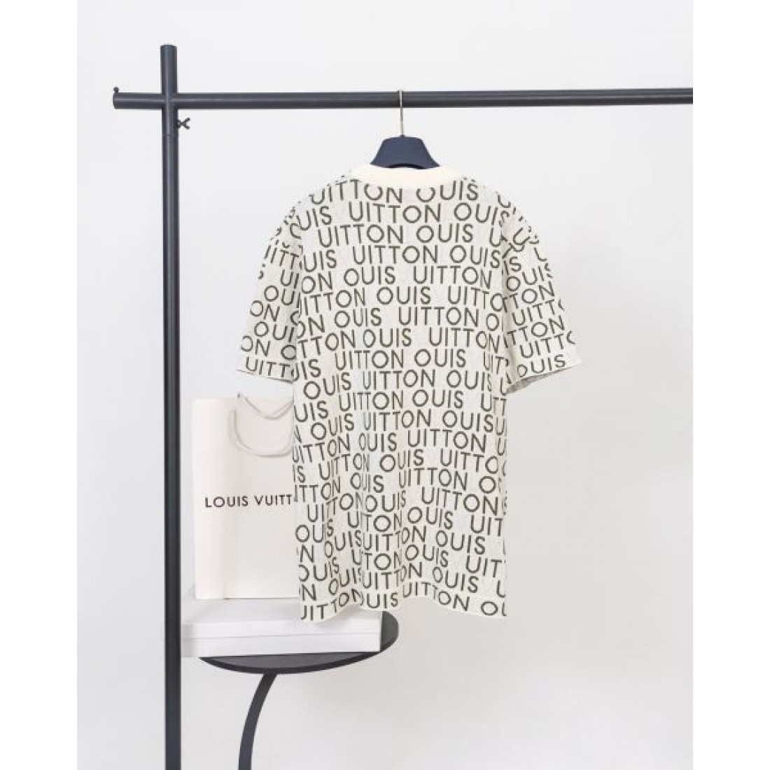 総柄ロゴ LOUIS VUITTON ルイヴィトン コピー ニットトップス アイボリーカラー ジャカード編み クルーネック仕様 上品な存在感