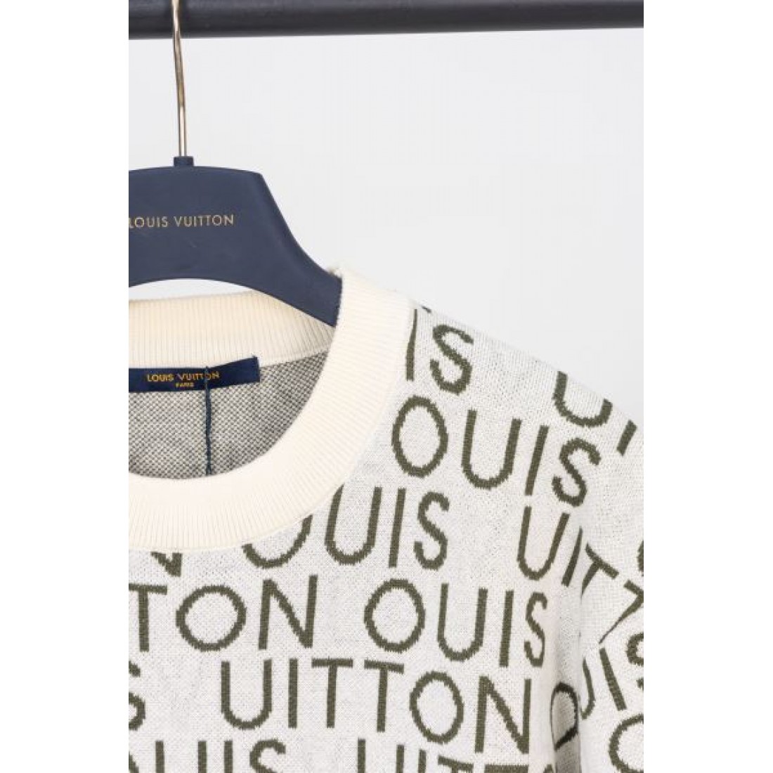 総柄ロゴ LOUIS VUITTON ルイヴィトン コピー ニットトップス アイボリーカラー ジャカード編み クルーネック仕様 上品な存在感
