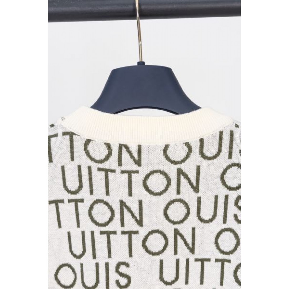 総柄ロゴ LOUIS VUITTON ルイヴィトン コピー ニットトップス アイボリーカラー ジャカード編み クルーネック仕様 上品な存在感