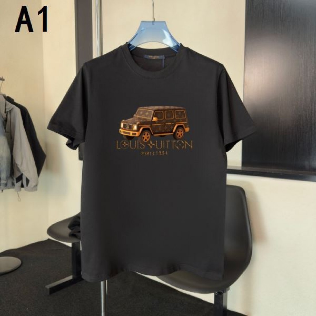 オフロードカー刺繍 LOUIS VUITTON ルイヴィトン コピー Tシャツ ブラックカラー フロントグラフィック 半袖デザイン ストリート感ある仕上がり