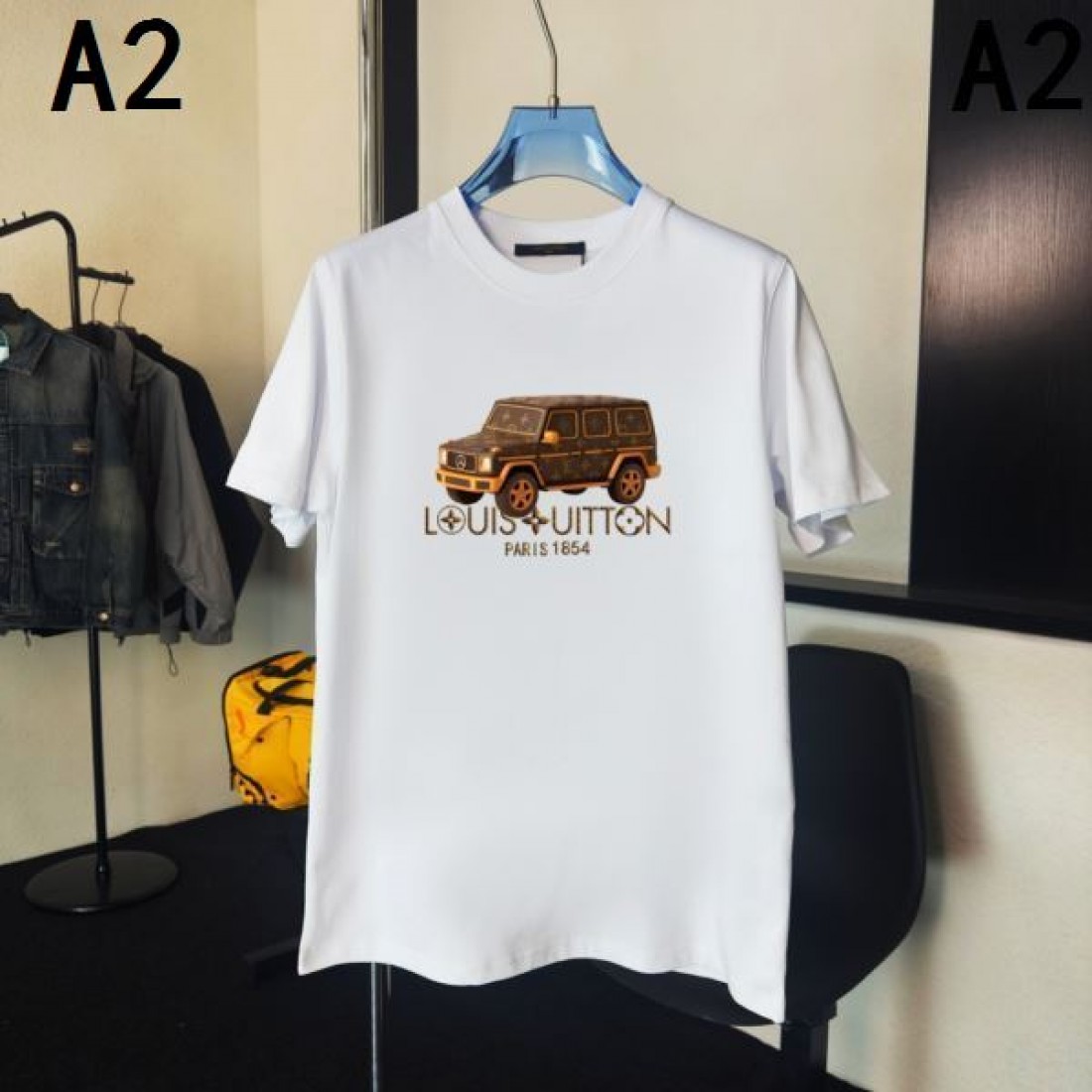 オフロードカー刺繍 LOUIS VUITTON ルイヴィトン コピー Tシャツ ブラックカラー フロントグラフィック 半袖デザイン ストリート感ある仕上がり