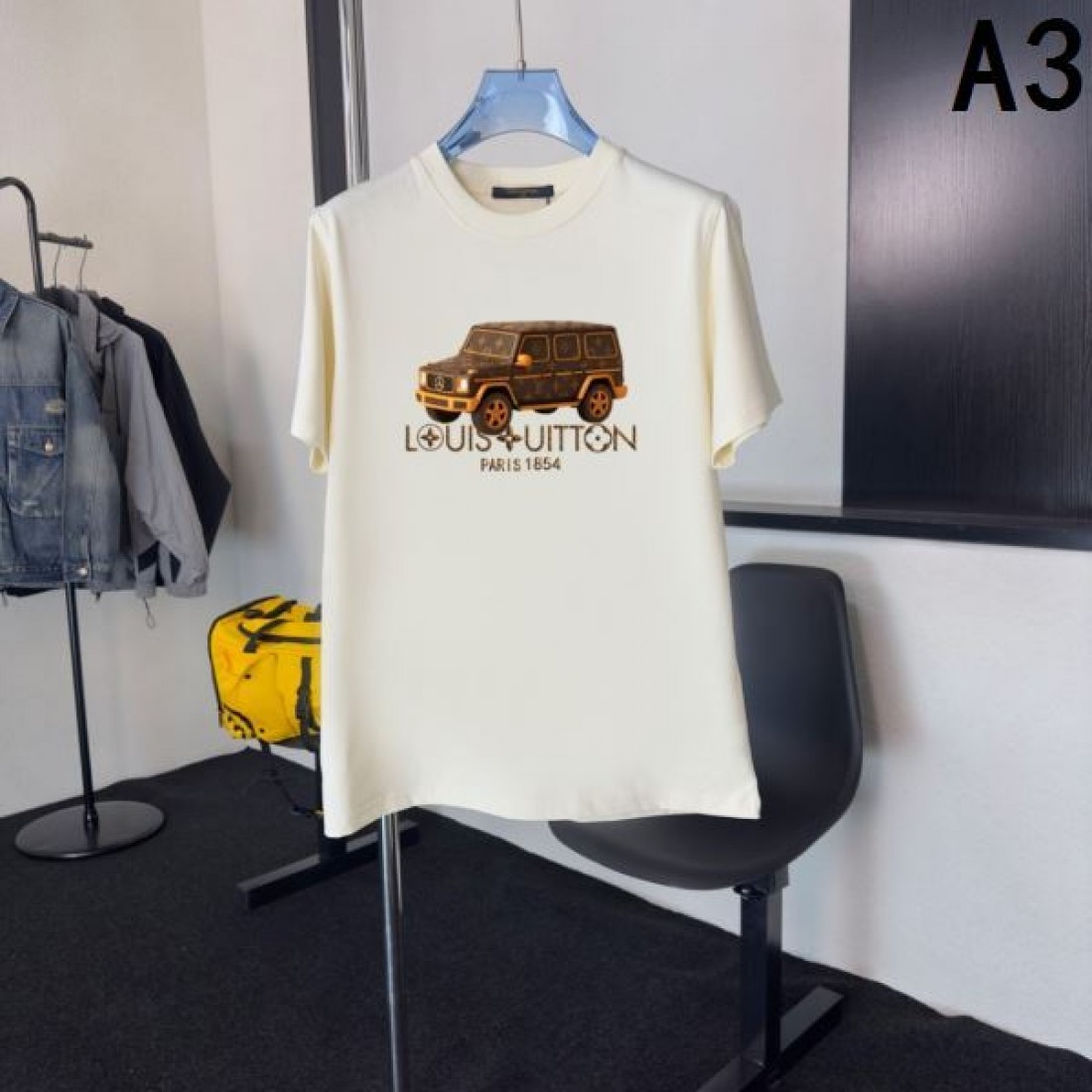 オフロードカー刺繍 LOUIS VUITTON ルイヴィトン コピー Tシャツ ブラックカラー フロントグラフィック 半袖デザイン ストリート感ある仕上がり