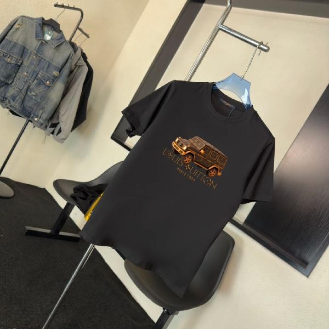 オフロードカー刺繍 LOUIS VUITTON ルイヴィトン コピー Tシャツ ブラックカラー フロントグラフィック 半袖デザイン ストリート感ある仕上がり