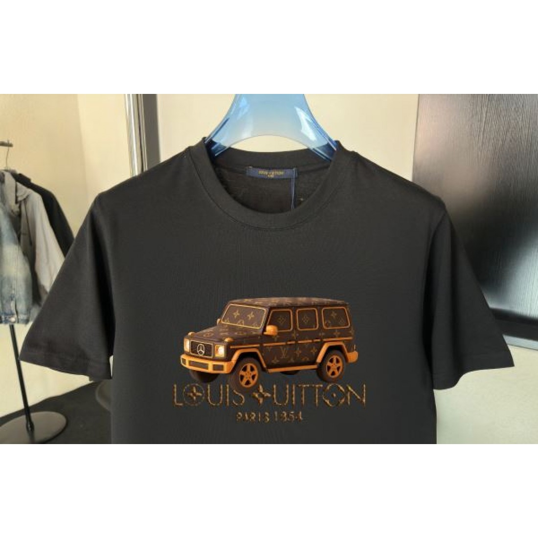オフロードカー刺繍 LOUIS VUITTON ルイヴィトン コピー Tシャツ ブラックカラー フロントグラフィック 半袖デザイン ストリート感ある仕上がり