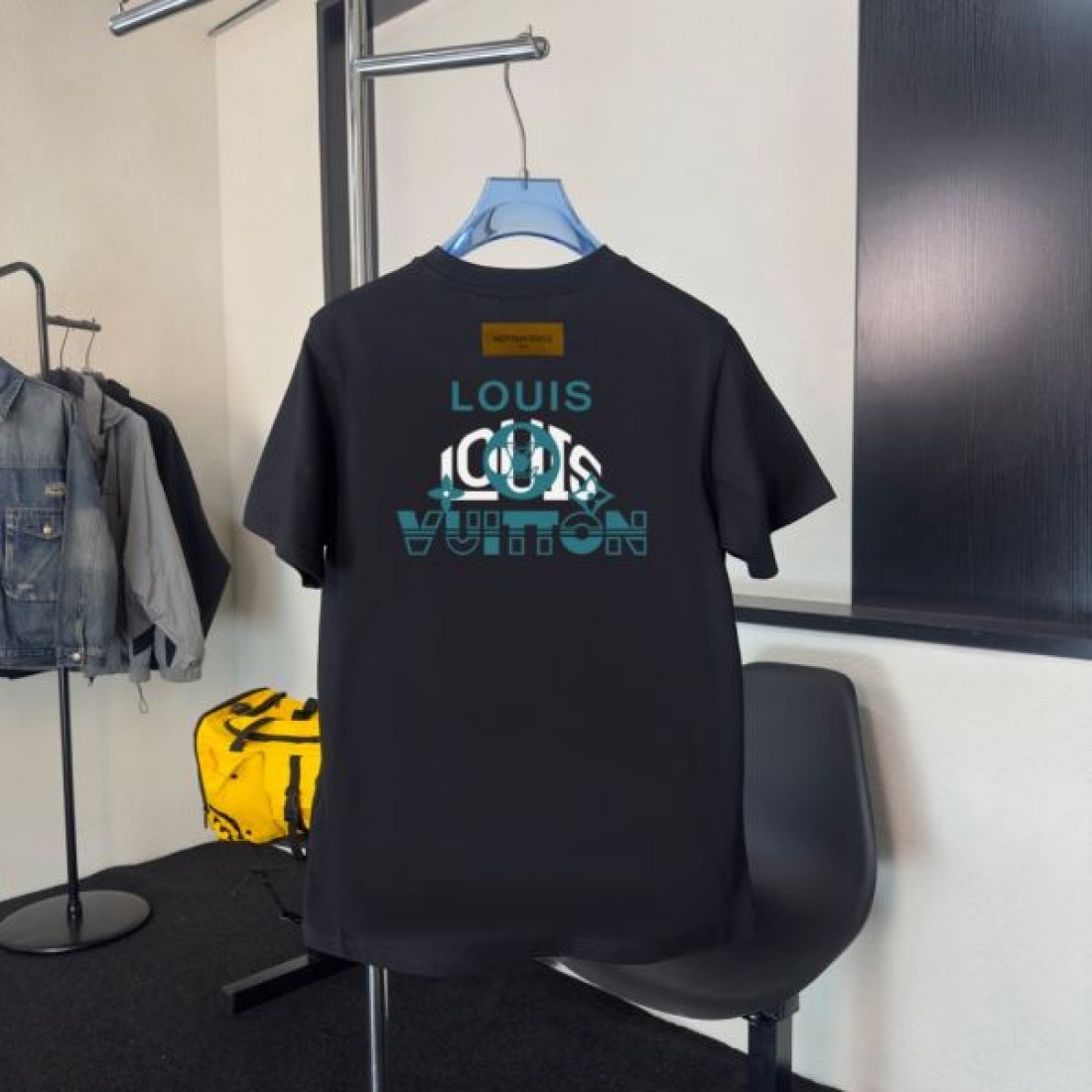 ヴィンテージカー風 LOUIS VUITTON ルイヴィトン コピー Tシャツ アイボリートーン ブラウン刺繍アクセント 男女兼用デザイン