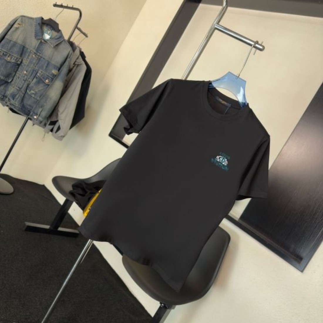 ヴィンテージカー風 LOUIS VUITTON ルイヴィトン コピー Tシャツ アイボリートーン ブラウン刺繍アクセント 男女兼用デザイン