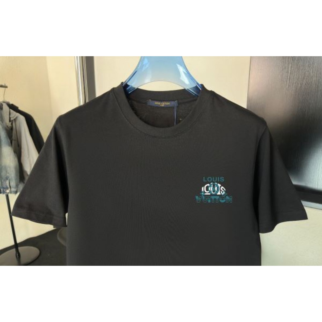 ヴィンテージカー風 LOUIS VUITTON ルイヴィトン コピー Tシャツ アイボリートーン ブラウン刺繍アクセント 男女兼用デザイン