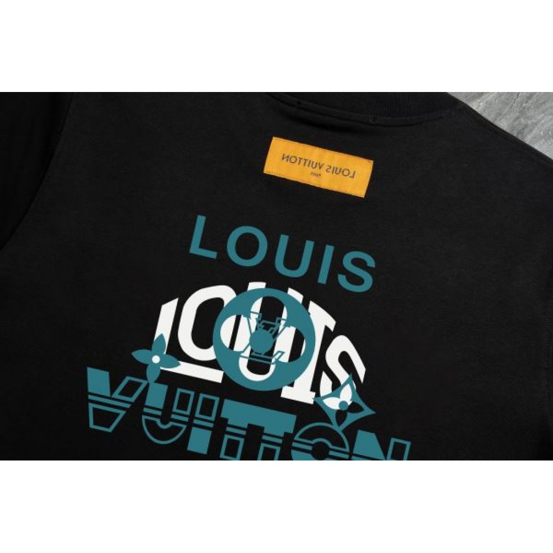 ヴィンテージカー風 LOUIS VUITTON ルイヴィトン コピー Tシャツ アイボリートーン ブラウン刺繍アクセント 男女兼用デザイン