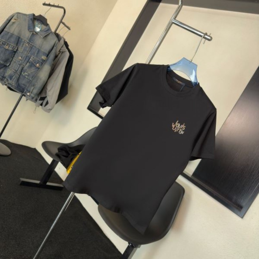 グラフィックロゴ仕様 LOUIS VUITTON ルイヴィトン コピー 半袖Tシャツ ブラック×ブラウン配色 フロントデザイン デイリーコーデ対応