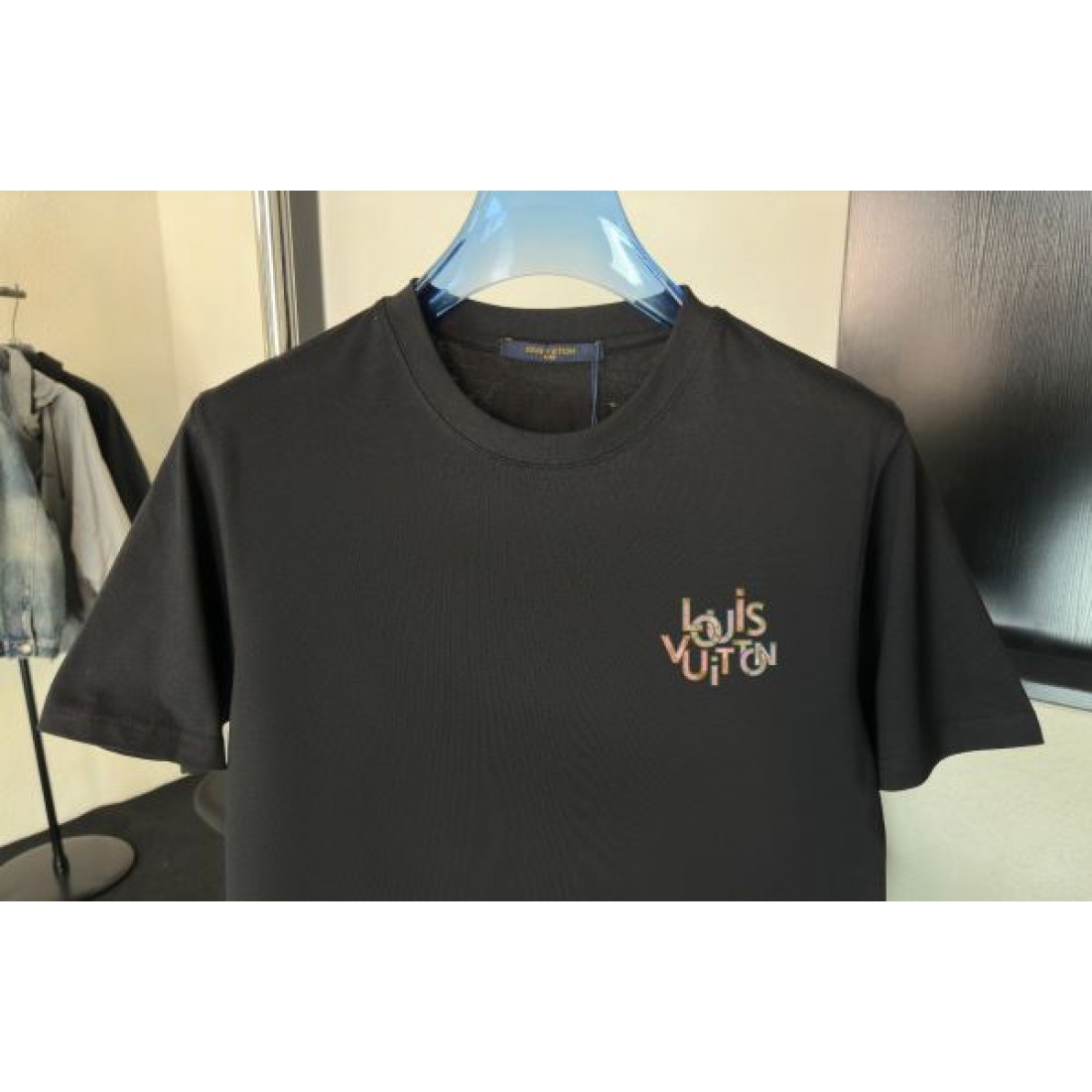 グラフィックロゴ仕様 LOUIS VUITTON ルイヴィトン コピー 半袖Tシャツ ブラック×ブラウン配色 フロントデザイン デイリーコーデ対応