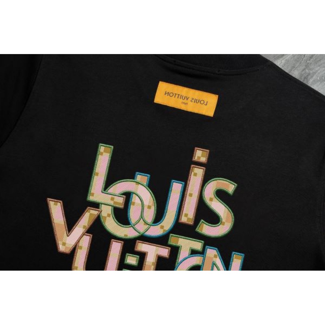 グラフィックロゴ仕様 LOUIS VUITTON ルイヴィトン コピー 半袖Tシャツ ブラック×ブラウン配色 フロントデザイン デイリーコーデ対応