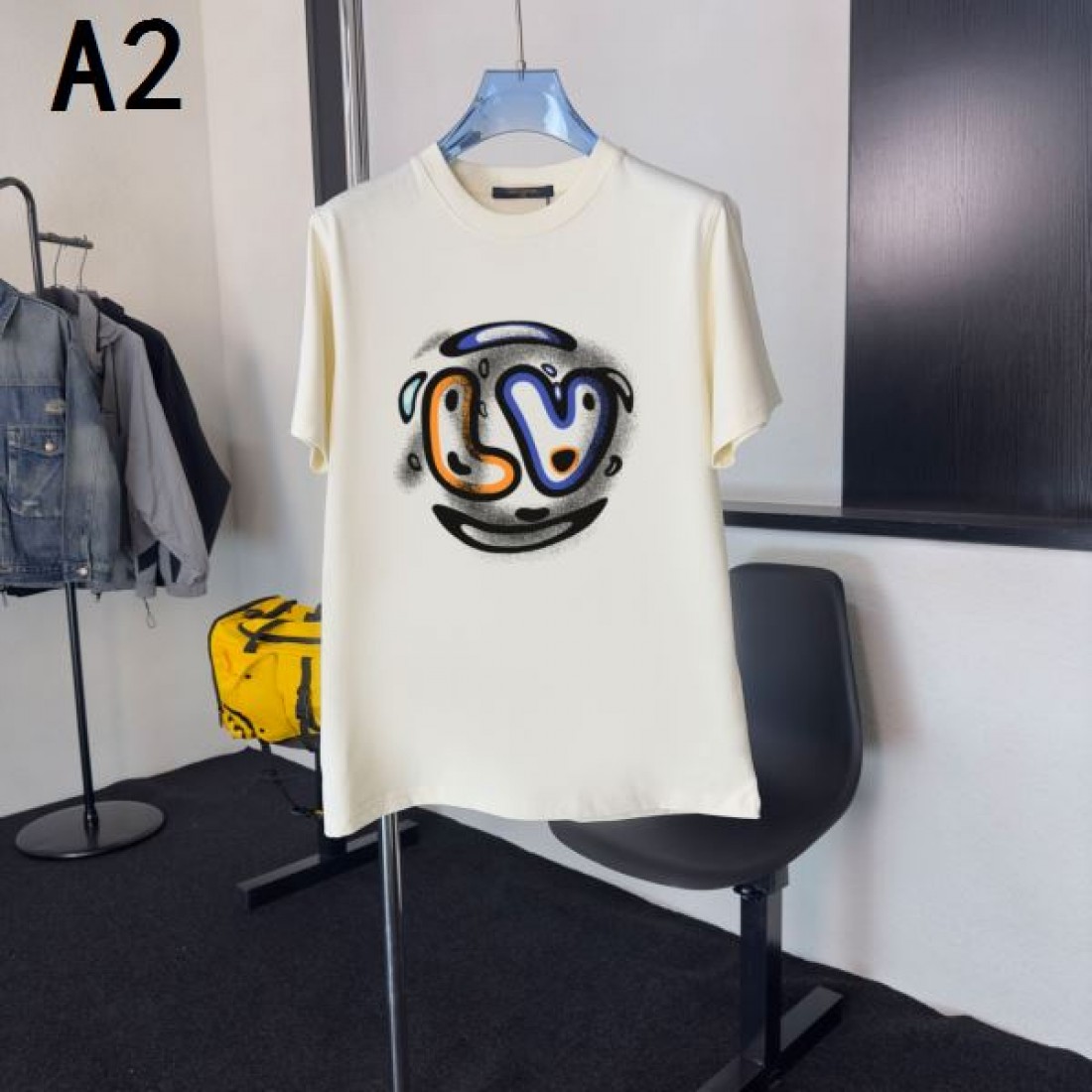 クラシックSUVデザイン LOUIS VUITTON ルイヴィトン コピー Tシャツ モノトーンカラー 車モチーフプリント 柔らかな着心地仕様