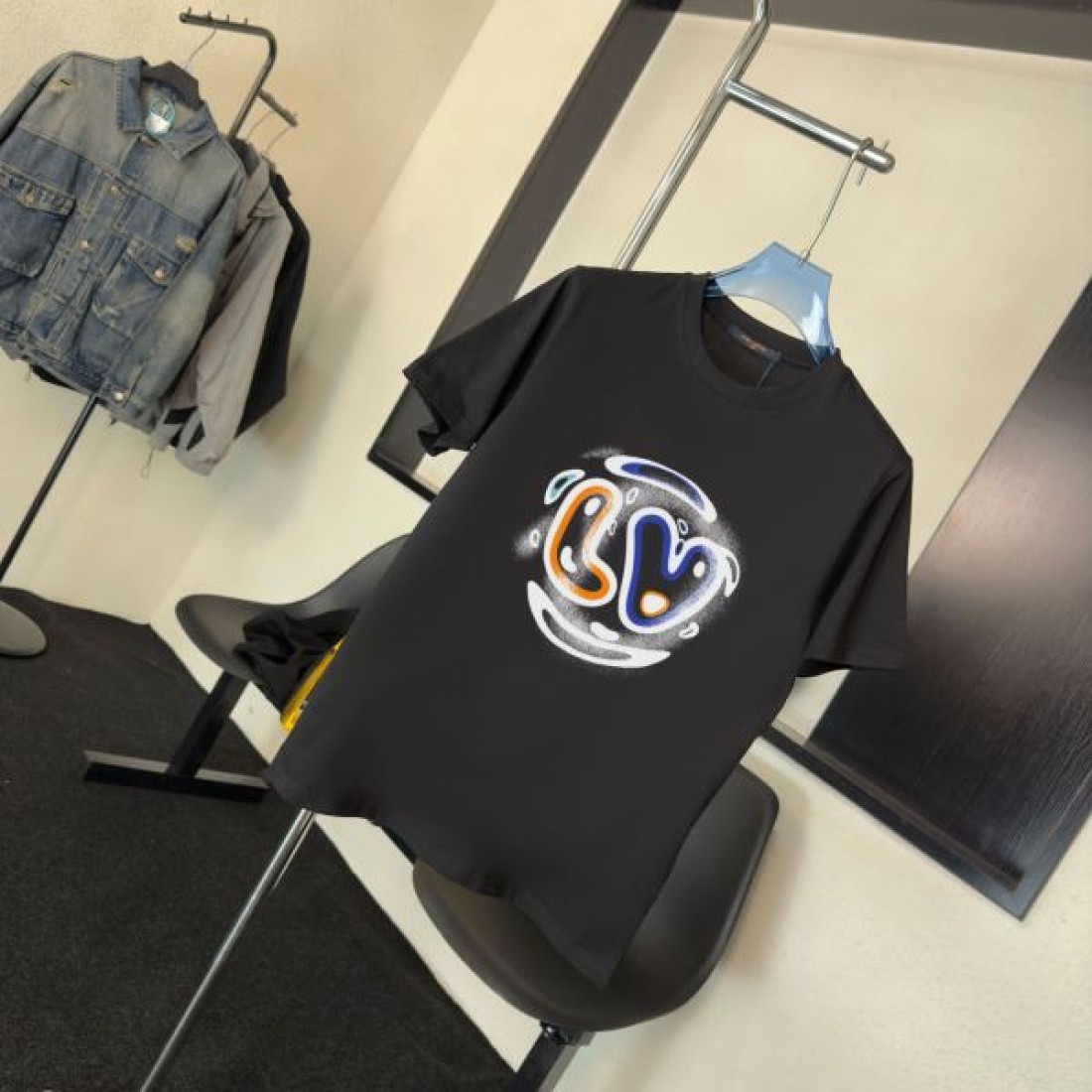 クラシックSUVデザイン LOUIS VUITTON ルイヴィトン コピー Tシャツ モノトーンカラー 車モチーフプリント 柔らかな着心地仕様