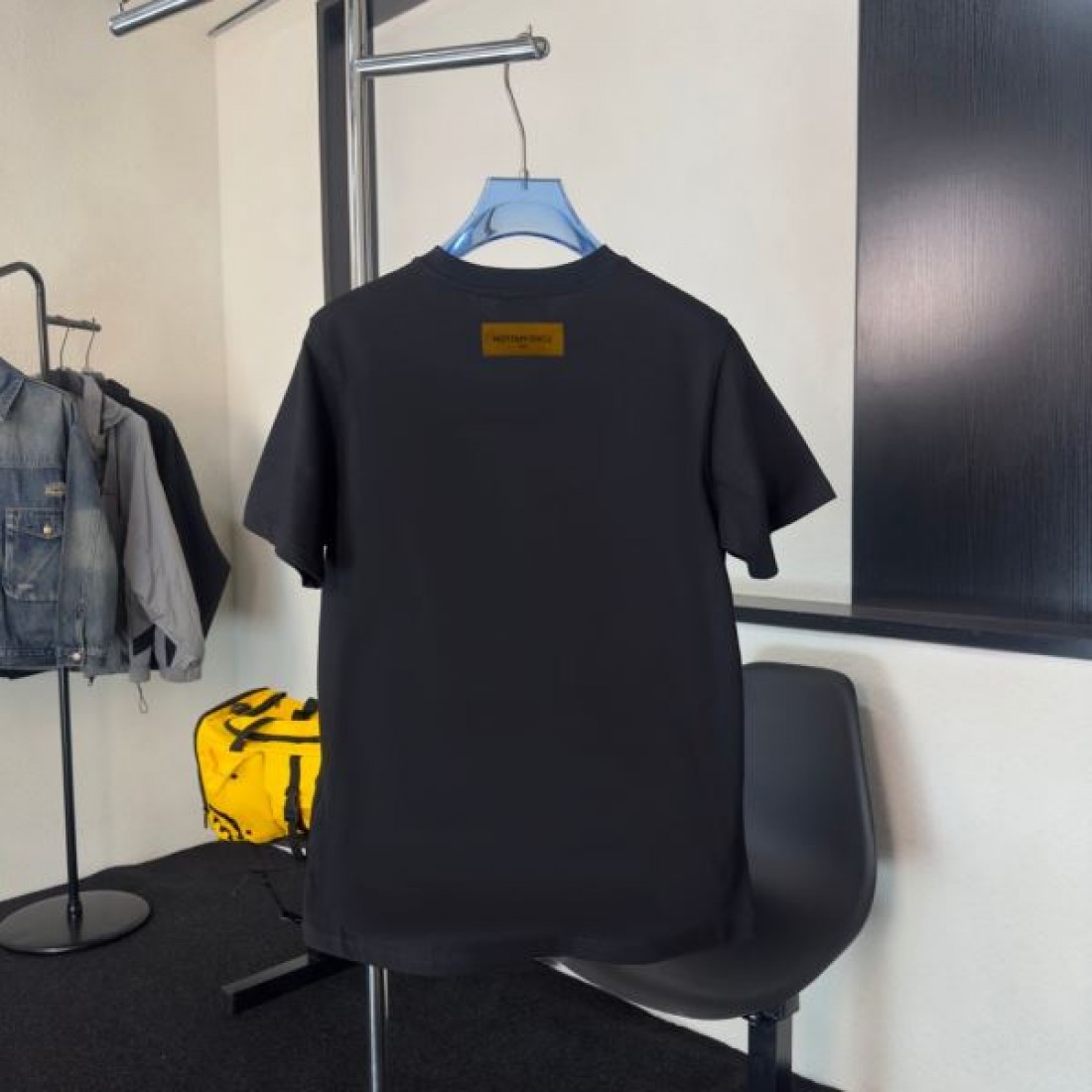 クラシックSUVデザイン LOUIS VUITTON ルイヴィトン コピー Tシャツ モノトーンカラー 車モチーフプリント 柔らかな着心地仕様