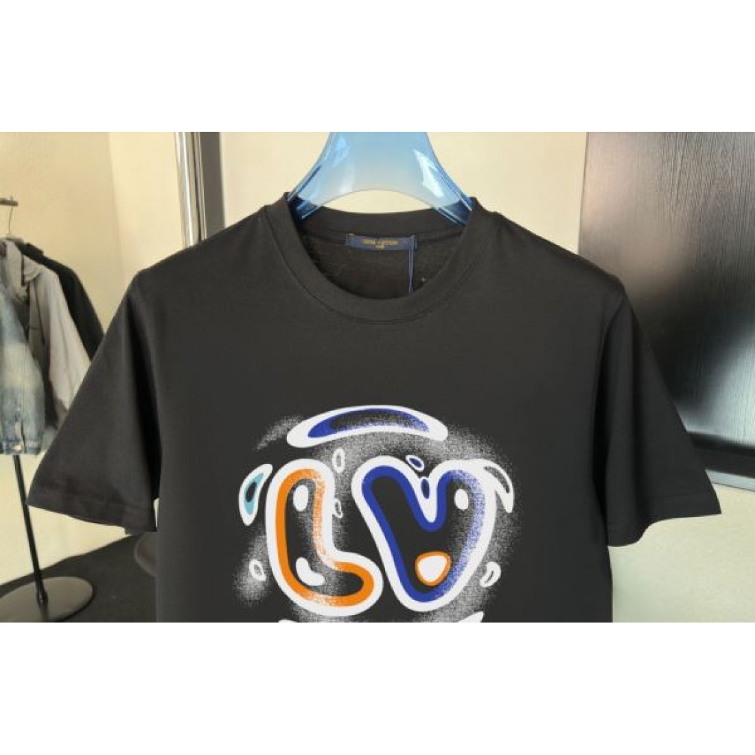 クラシックSUVデザイン LOUIS VUITTON ルイヴィトン コピー Tシャツ モノトーンカラー 車モチーフプリント 柔らかな着心地仕様