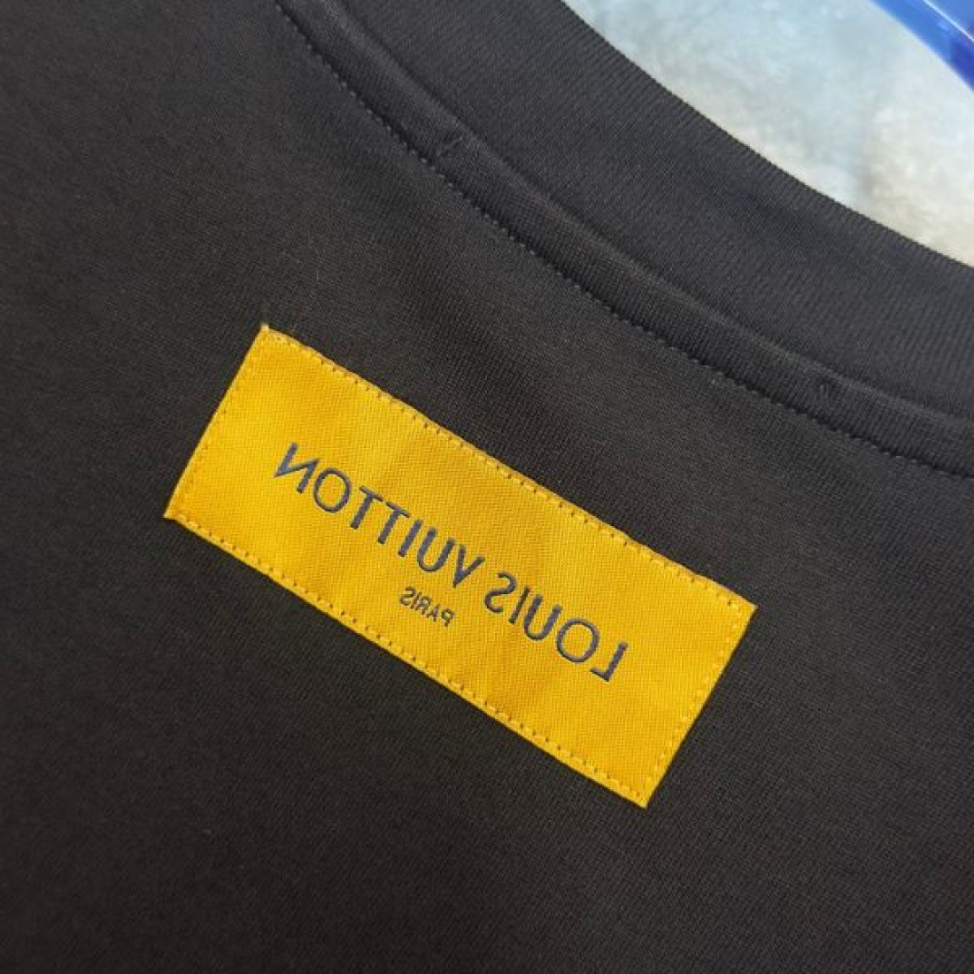 クラシックSUVデザイン LOUIS VUITTON ルイヴィトン コピー Tシャツ モノトーンカラー 車モチーフプリント 柔らかな着心地仕様