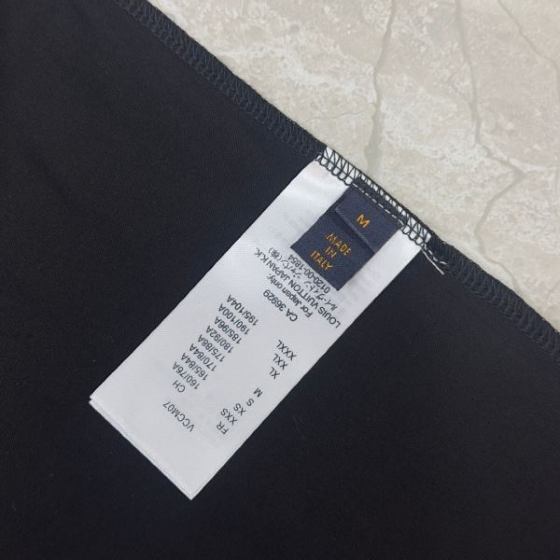 クラシックSUVデザイン LOUIS VUITTON ルイヴィトン コピー Tシャツ モノトーンカラー 車モチーフプリント 柔らかな着心地仕様