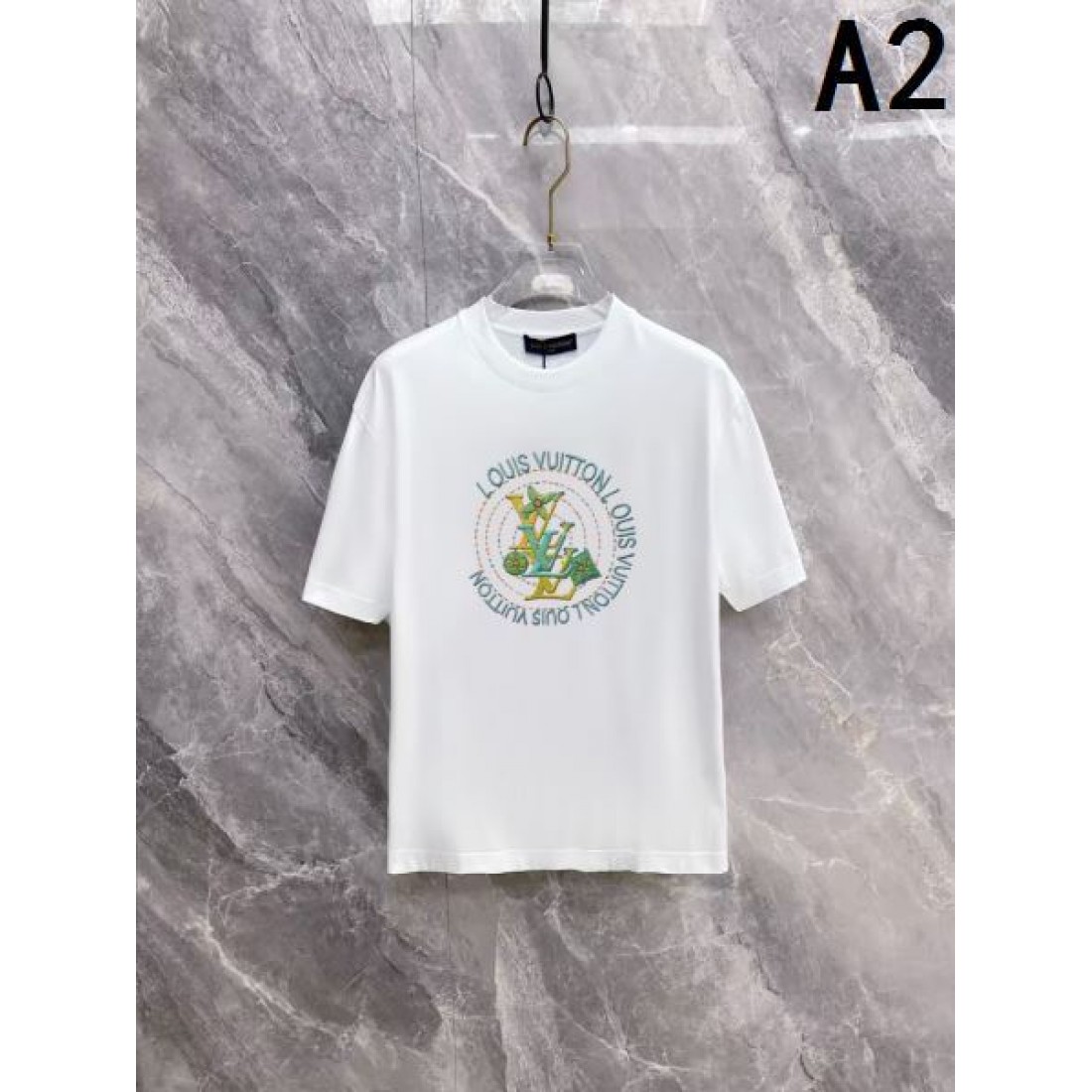 エンブレムロゴ LOUIS VUITTON ルイヴィトン コピー Tシャツ ブラックカラー 刺繍デザイン 半袖仕様 ヴィンテージ感ある仕上がり