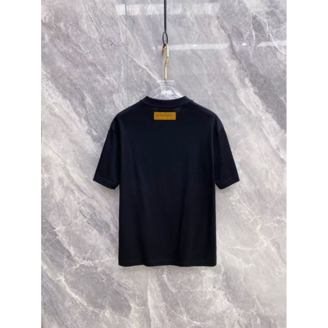 エンブレムロゴ LOUIS VUITTON ルイヴィトン コピー Tシャツ ブラックカラー 刺繍デザイン 半袖仕様 ヴィンテージ感ある仕上がり